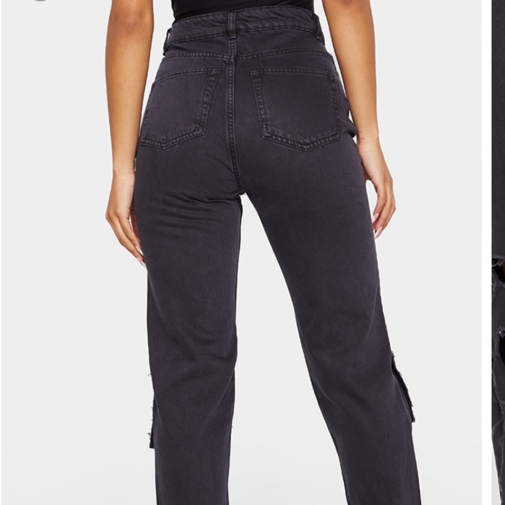 PRETTYLITTLETHING Black Knee Rip Straight Jean